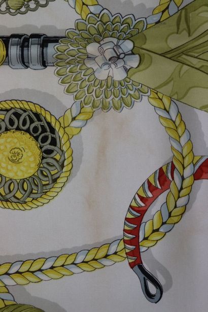 HERMES. Modèle Frontaux et cocardes, carré...