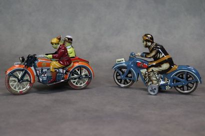 Réunion de deux motos mécaniques en tôle...