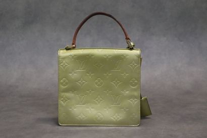 LOUIS VUITTON. Petit sac à main en cuir vernis,...