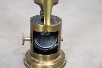 Microscope en laiton. Hauteur: 15cm. En ...