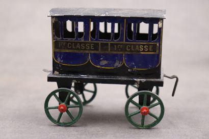 Une locomotive avec trois wagons, tôle polychrome....