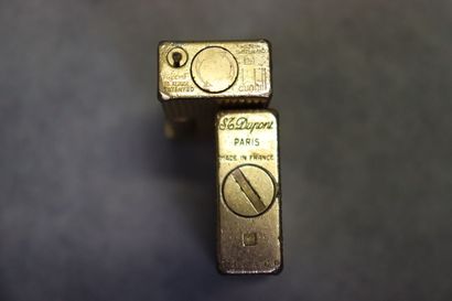 Réunion de deux briquets en métal doré, un...