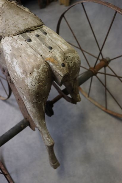 Tricycle en forme de cheval en bois, roues...