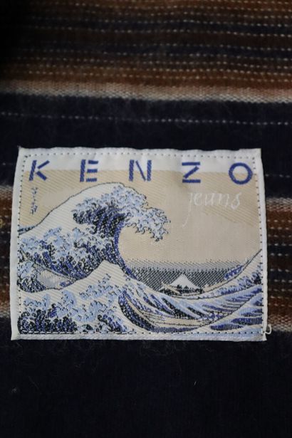 KENZO. Écharpe en laine rayée à fond bleu....