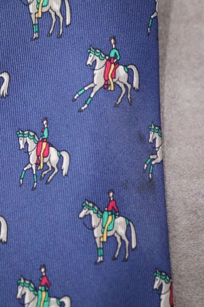 HERMES. Réunion de trois cravates en soie....