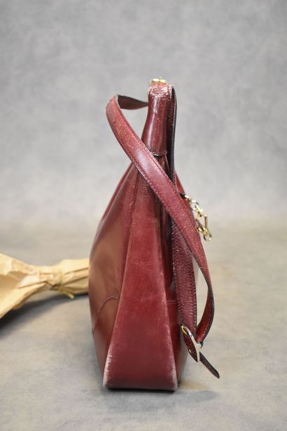 HERMES. Sac Trim en veau box rouge, fermeture...