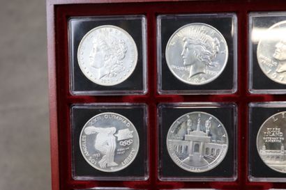 Un coffret comprenant 20 pièces de one dollar,...
