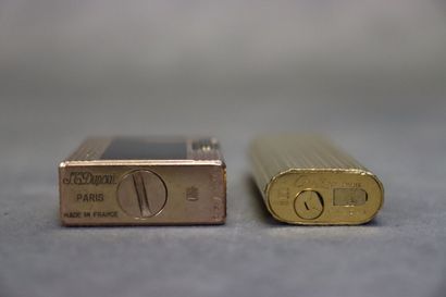 Réunion de deux briquets Cartier et Dupont...