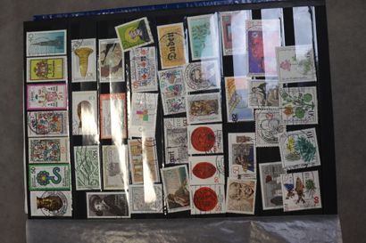 Réunion de 9 albums de timbres tous pays....