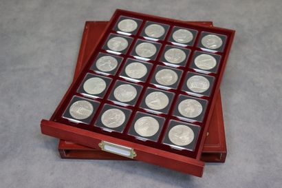 Un coffret comprenant 20 pièces de one dollar,...