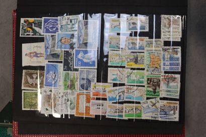 Réunion de 8 albums de timbres tous pays....