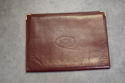 CARTIER. Un lot d'accessoires en cuir bordeaux...
