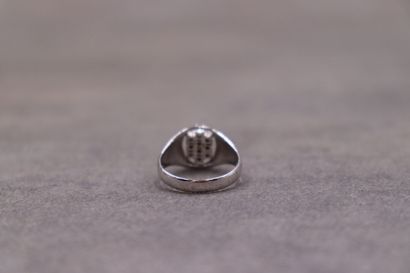 Une bague or gris 750/°° forme chevalière...