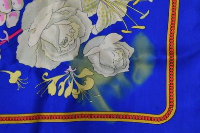 HERMES. Modèle Fleurs et raisins. Carré en...