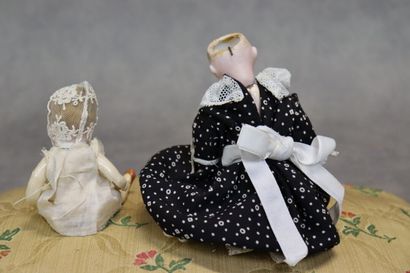 Réunion de deux petites poupées avec têtes...