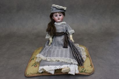 Poupée avec tête en biscuit et corps en composition,...