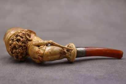Une pipe en écume de mer à décor de personnage....
