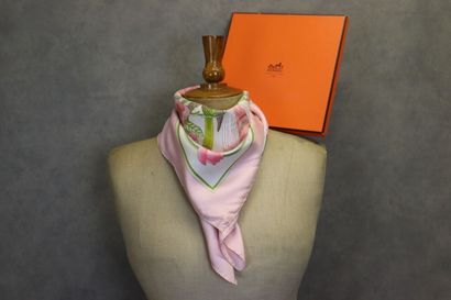 HERMES. Modèle Caraibes, carré en soie design...