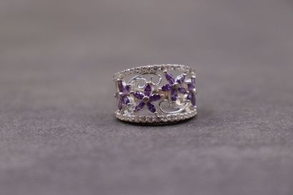 Bague fantaisie acier et strass. TDD: 56