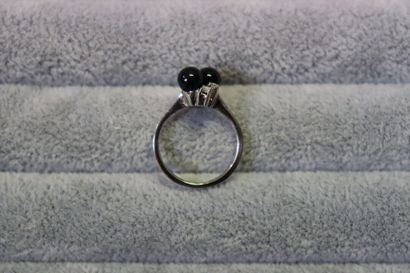 Une bague or gris 585/°° avec deux boules...