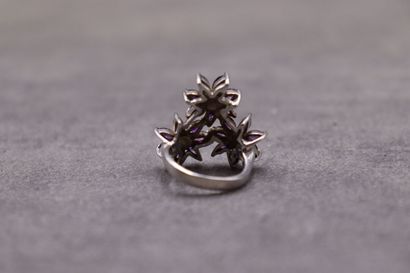 Une bague argent 925/°° motifs fleurs améthystes...