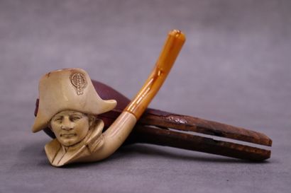 Une pipe en écume de mer avec son écrin (usure)....