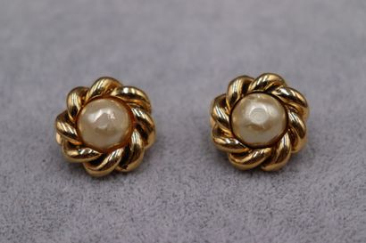 CHANEL. Paire de boucles d'oreilles clips...