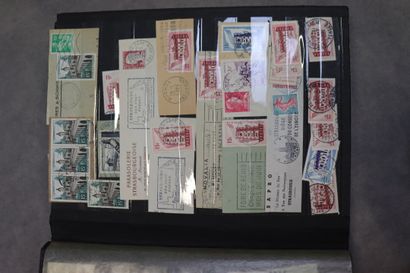 Réunion de 8 albums de timbres tous pays....