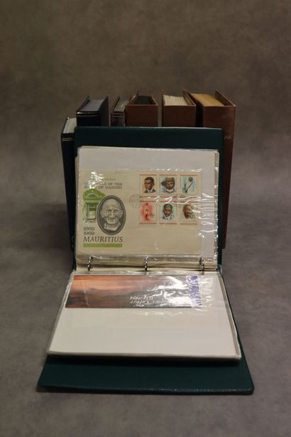 Réunion de douze classeurs de timbres étrangers...