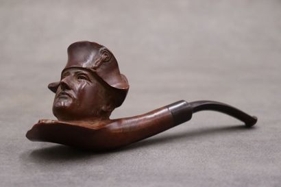 Importante pipe en bois. Longueur: 16cm.