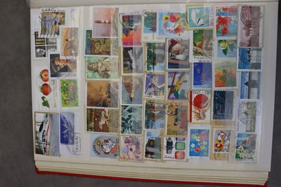 Réunion de 9 albums de timbres tous pays....