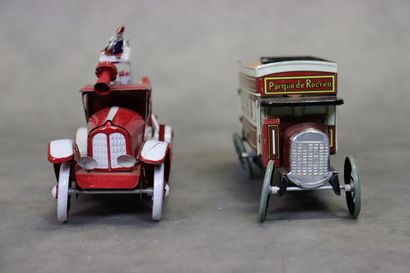 Réunion de deux voitures mécaniques en tôle...