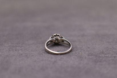Une bague or gris 750/°°solitaire diamant...