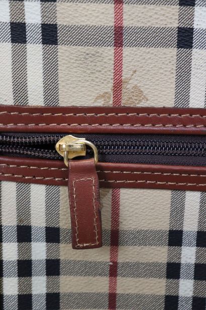 BURBERRY. Valise souple en toile enduite...
