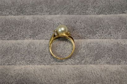 Bague en or jaune poinçon tête d'aigle, ornée...