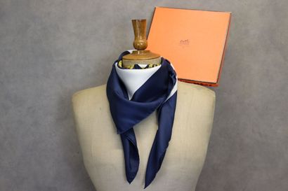 HERMES. Modèle Brides de gala, carré en soie...