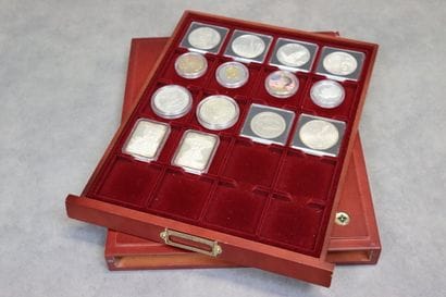 Coffret comprenant 12 monnaies et deux médailles,...