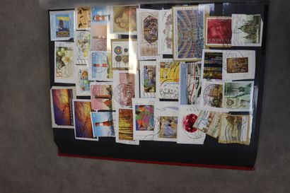 Réunion de 8 albums de timbres tous pays....