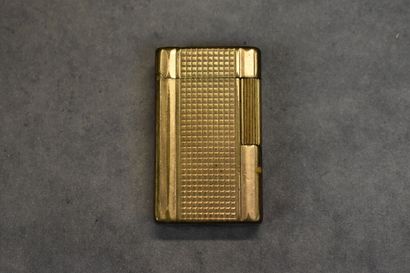 DUPONT. Briquet en métal doré, monogramme...