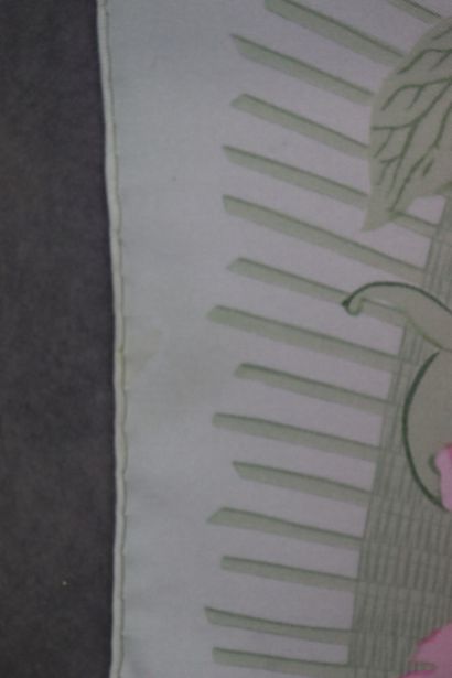 HERMES. Modèle Les pivoines, carré en soie...