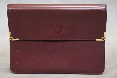 CARTIER. Pochette en cuir bordeaux et métal...