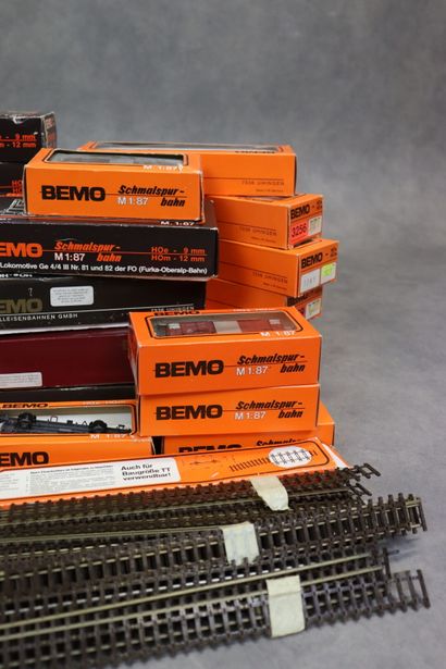BEMO. Importante réunion de trains et rails,...