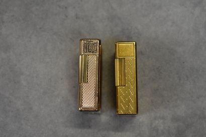 DUPONT. Réunion de deux briquets en métal...