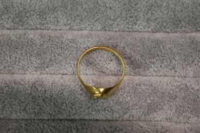 Une chevalière en or jaune 750, gravée de...