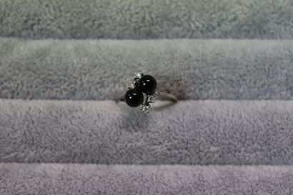 Une bague or gris 585/°° avec deux boules...
