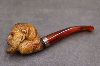 Réunion de deux pipes en écume de mer figurant...
