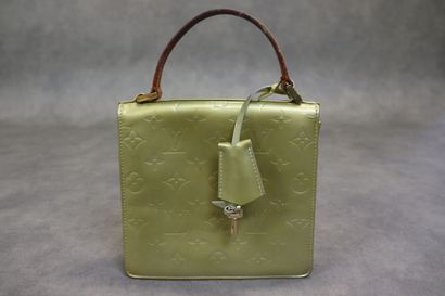 LOUIS VUITTON. Petit sac à main en cuir vernis,...