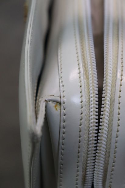 ESCADA. Sac à main en cuir blanc, bijouterie...