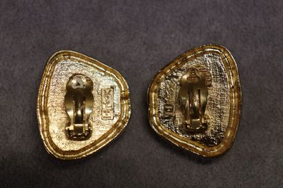 Yves Saint Laurent. Paire de boucles d'oreilles...