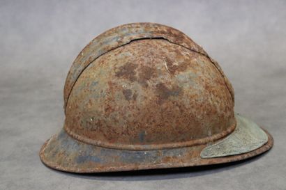 Casque Adrian figurant l'insigne du génie...